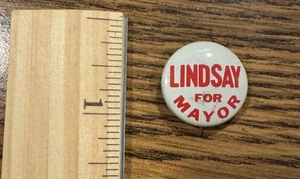 Pinback botón campaña vintage “Lindsay for Mayor” 7/8” rojo sobre blanco - Imagen 1 de 2
