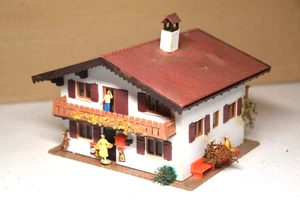 Kibri HO 8076   Alpenhaus Chalet "Kornwendel" mit 7 Figuren, fertig gebaut - Picture 1 of 2