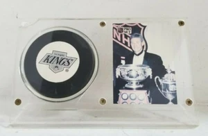 WAYNE GRETZKY - LOS ANGELES KINGS NHL Hockey Puck and PRO SET CARD - free ship - Picture 1 of 9