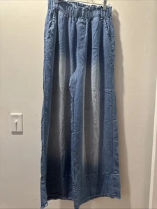Pantalones boho hippie fluidos de tiro alto talla M de pierna ancha de mezclilla desteñidos azules Zenana - Imagen 1 de 14