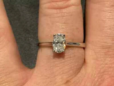 Anillo de compromiso solitario de diamantes de corte ovalado de 1 quilate enchapado en oro blanco Foto 1 de 3