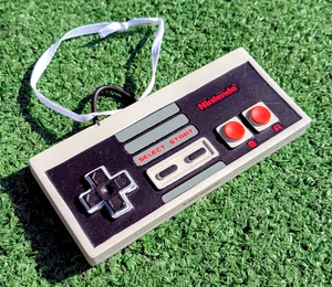 Retro Nintendo NES System Controller Christmas Holiday Tree Ornament Hallmark - Bild 1 von 4