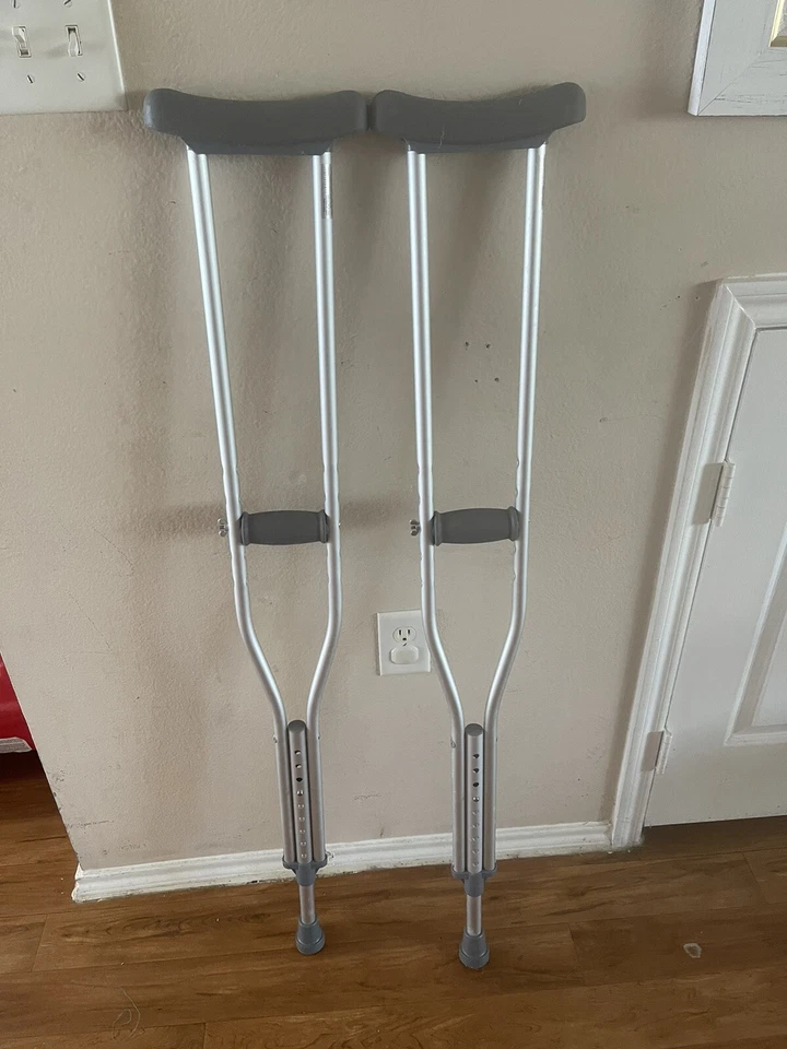 Muletas de aluminio para axilas McKesson para adultos - 5,2 a 5,10 pies Usuario Foto 1 de 1