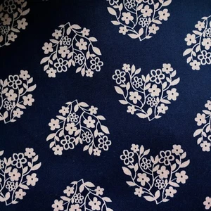 Tela acolchada azul real corazones florales flores pétalos de 1/2 metro 1,5 m de ancho x 0,5 m - Imagen 1 de 2
