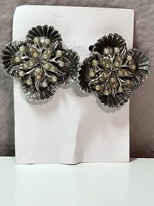 ORECCHINI CLIP ON WHITING DAVIS DESIGNER FIRMATI TONO ARGENTO fiore con perla vintage - Foto 1 di 6