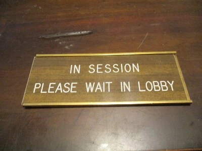 EN SESIÓN POR FAVOR ESPERE EN EL VESTÍBULO, NO EN SESIÓN POR FAVOR GOLPEE LETRERO DE CANCHA ABATIBLE Foto 1 de 3