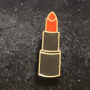 Pop Culture Lipstick Makeup Red Lip Souvenir Badge Event Lapel Hat Vest Pin - Picture 1 of 4
