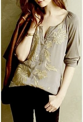 ANTHROPOLOGIE MINÚSCULA TRADIÇÃO SEDA BLD TOP M FLORAL BORDADO FADA CAPRICHO FESTIVAL - Imagem 1 de 4