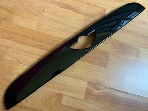 GLÄNZEND SCHWARZ HINTEN GRIFFABDECKUNG HECKKLAPPE STIEFELDECKEL PASST MINI F55 F56 F57 2014+ JCW - Bild 1 von 3