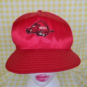 De colección Años 70/80 Arkansas Razorbacks Rayón Rojo con Acabado Satinado AJD Snapback Gorra Grande - Imagen 1 de 8