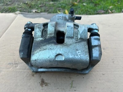 Pinza de freno delantera izquierda del lado del conductor Hyundai Veloster 2012-2016 1,6 L OEM Foto 1 de 4