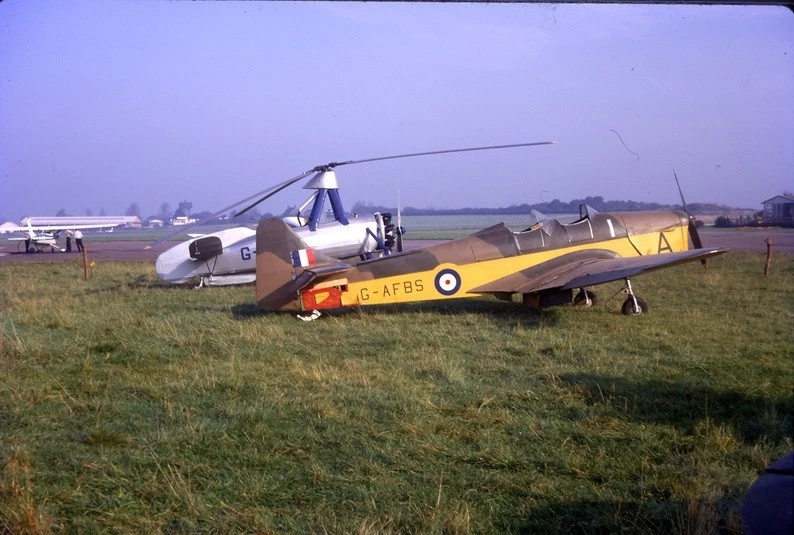 original 35 mm aircraft slide Autogyro+ Miles Magister G-AFBS  Staverton oct1971 Foto 1 de 1