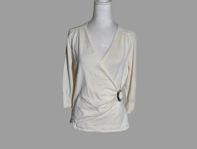 Top envolvente John Paul Richard B.ouse para mujer talla L marfil con clip de madreperla  Foto 1 de 4