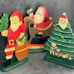 3 Stück Vintage 80er Jahre alte Welt Weihnachtsmann & Baum Holz Ausschnitt Ständer handbemalt & lackiert - Bild 1 von 7