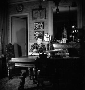 Portrait femme table appartement  - ancien négatif photo an. 1950