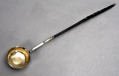 Старинный английский стерлинговая малыш ковш длинная резная ручка и Георг II монета в чаше - Изображение 1 из 4