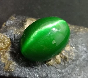 Chrysoberyl(Cats Eye) 83.15 Ct Natural Green Cabochon Loose Certified Gemstone - Picture 1 of 14