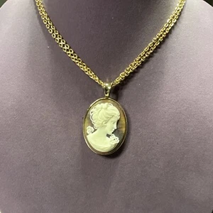 Cameo vintage de resina estilo victoriano con ajuste de tono dorado en cadena de 18 - Imagen 1 de 4