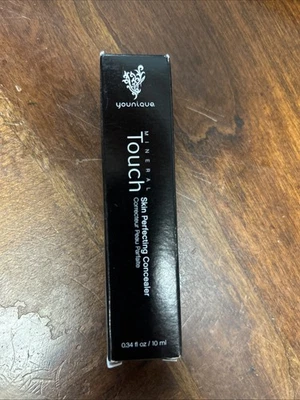 *Corrector perfeccionador de la piel Younique Mineral Touch (0,34 fl/10 ml) de gasa Foto 1 de 2