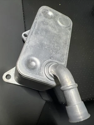 Nuevo enfriador de aceite de motor para VW Eos GTI Jetta Passat Audi A3 A4 TT 2.0L 06D117021C Foto 1 de 4