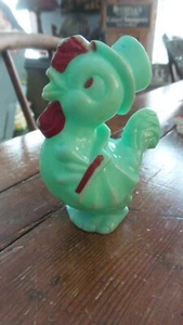 SONAJERO DE GALLO DE PASCUA DE PLÁSTICO DURO de colección verde, rojo, 3-1/2" - Imagen 1 de 2