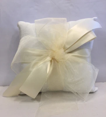 Almohada de anillos de boda marfil colección Beverly Clark para ceremonia de portador de anillos Foto 1 de 4