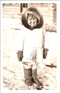 RPPC Alaska Esquimal Niño Ropa de Invierno Capucha de Piel Foto Real Postal - Imagen 1 de 2