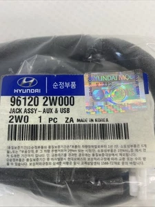 Conjunto de concentrador USB conector auxiliar original OEM Hyundai Kia 9612 2WOO 2wo 1 pieza ZA - Imagen 1 de 5