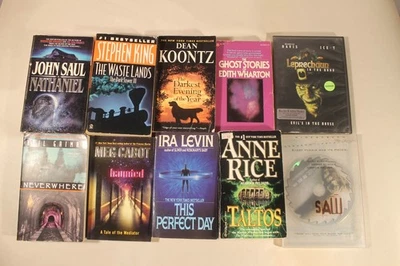 Lot of 10 Horror Novels & DVD's - Anne Rice, John Saul, Neil Gaiman, Koontz Foto 1 de 4