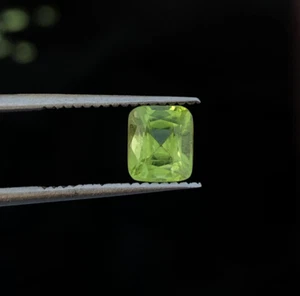 Amazing 1.25 Ct Natural Cut peridot cushion shaped loose gemstone from Pakistan - Picture 1 of 6