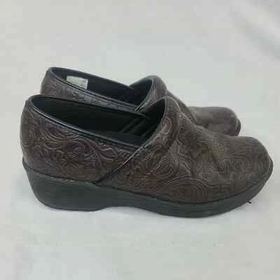 Женские удобные сабо SafeTStep Mules 7,5 коричневые с цветочным тиснением безопасные T-образные - Изображение 1 из 4