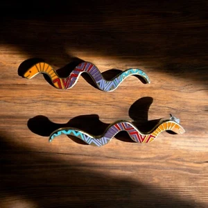 Orecchini Laurel Burch serpente cloisonne vintage oro design ondulato spille smaltate regalo - Foto 1 di 4