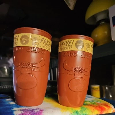 2 tazas de plástico vintage Pillsbury Moo Juice  Foto 1 de 4