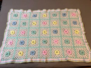 Baby Kleinkind Granny Square 3D Blume Pastell Häkel Überwurf Decke Afghan 38 x 53 - Bild 1 von 5