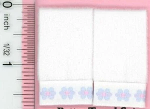 Dollhouse Miniature Bath Towel Set, adornos de flores azules de Jacqueline's - Imagen 1 de 1