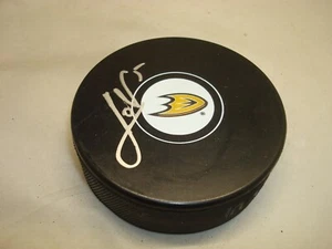 Disco de hockey Korbinian Holzer firmado por Anaheim Ducks autografiado 1C - Imagen 1 de 2