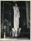 1936 Press Photo Visitors View Indian Peace God Statue at City Hall, St Paul, MN