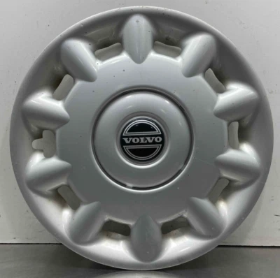 Volvo 850 1996 OEM 15" 8 ranuras cubierta de rueda tapacubos 9157418 1995 1997 Foto 1 de 4