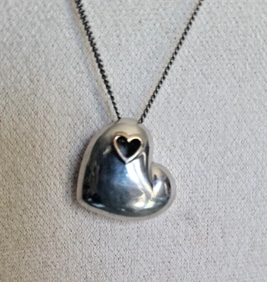 Collar firmado M en círculo vintage de plata esterlina corazón hinchado 8,4 g 16" Foto 1 de 4