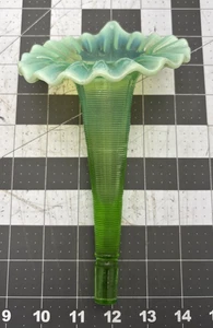 Cuerno de repuesto acanalado vintage de vidrio opalescente verde Epergne - Imagen 1 de 8