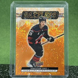 2023-24 Sebastian Aho Upper Deck Dazzlers Orange #DZ-42 Carolina Hurricanes - Bild 1 von 2