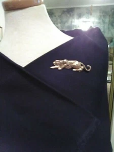 VINTAGE GOLDFARBENE ANSTECKNADEL HOCKEND GOLDENER LEOPARD BROSCHE - Bild 1 von 2