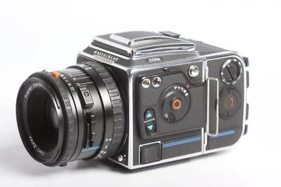 Hasselblad 202FA + Zeiss Planar CFE 2,8/80 T* + E12 Magazin 6x6 + Lichtschacht - Bild 1 von 4