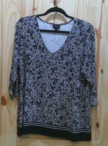 Blusa para mujer Jill Wearever Collection color tostado con estampado floral negro talla: grande - Imagen 1 de 6