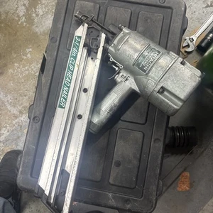 Clavadora de cabezal de clip Hitachi NR83AA2 30 grados - Imagen 1 de 4