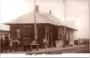 Cartolina storica deposito stazione ferroviaria RR Turon, KS Kansas ragazze con ombrello - Foto 1 di 2