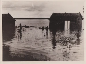 1938 Pressefoto chinesische Bauern verlassen Haus vor gelber Flussflut - Bild 1 von 2