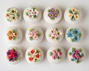 Victorian Trading Co Blumen-Porzellan-Schmuckschatullen mit Deckel 12 Stück - Bild 1 von 12