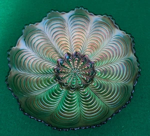 Antiguo cuenco de vidrio Fenton verde carnaval cola de pavo real 7" borde con volantes ¡Bonito! - Imagen 1 de 11