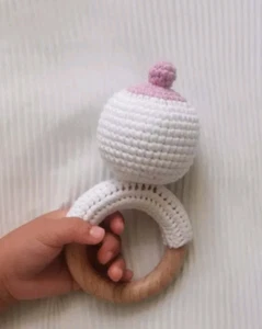 Sonajero para bebé hecho a mano con campana ecológico hecho en el Reino Unido - Imagen 1 de 1